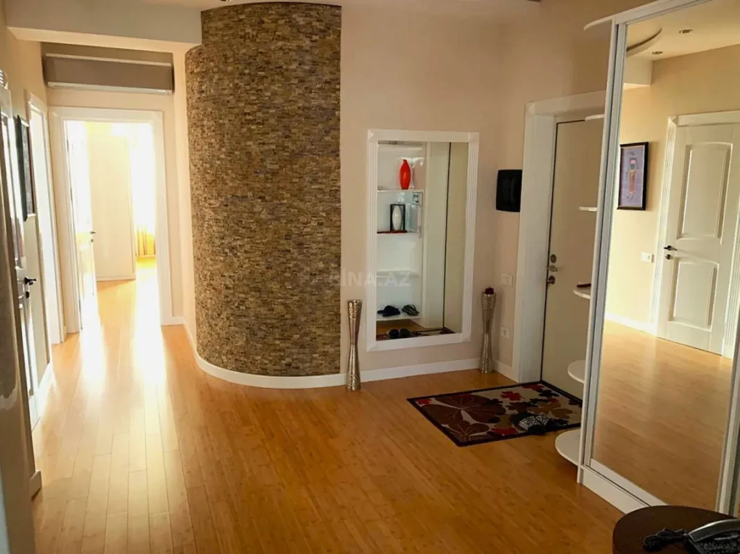 Satılır 3 otaqlı mənzil 132 m²