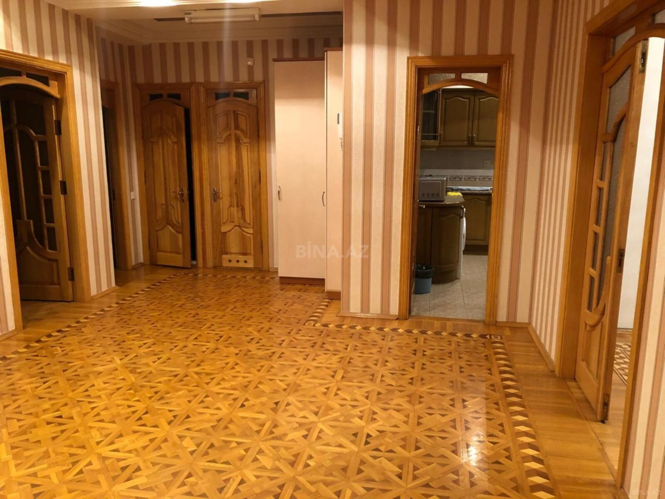 Kirayə verilir 3 otaqlı mənzil 140 m²