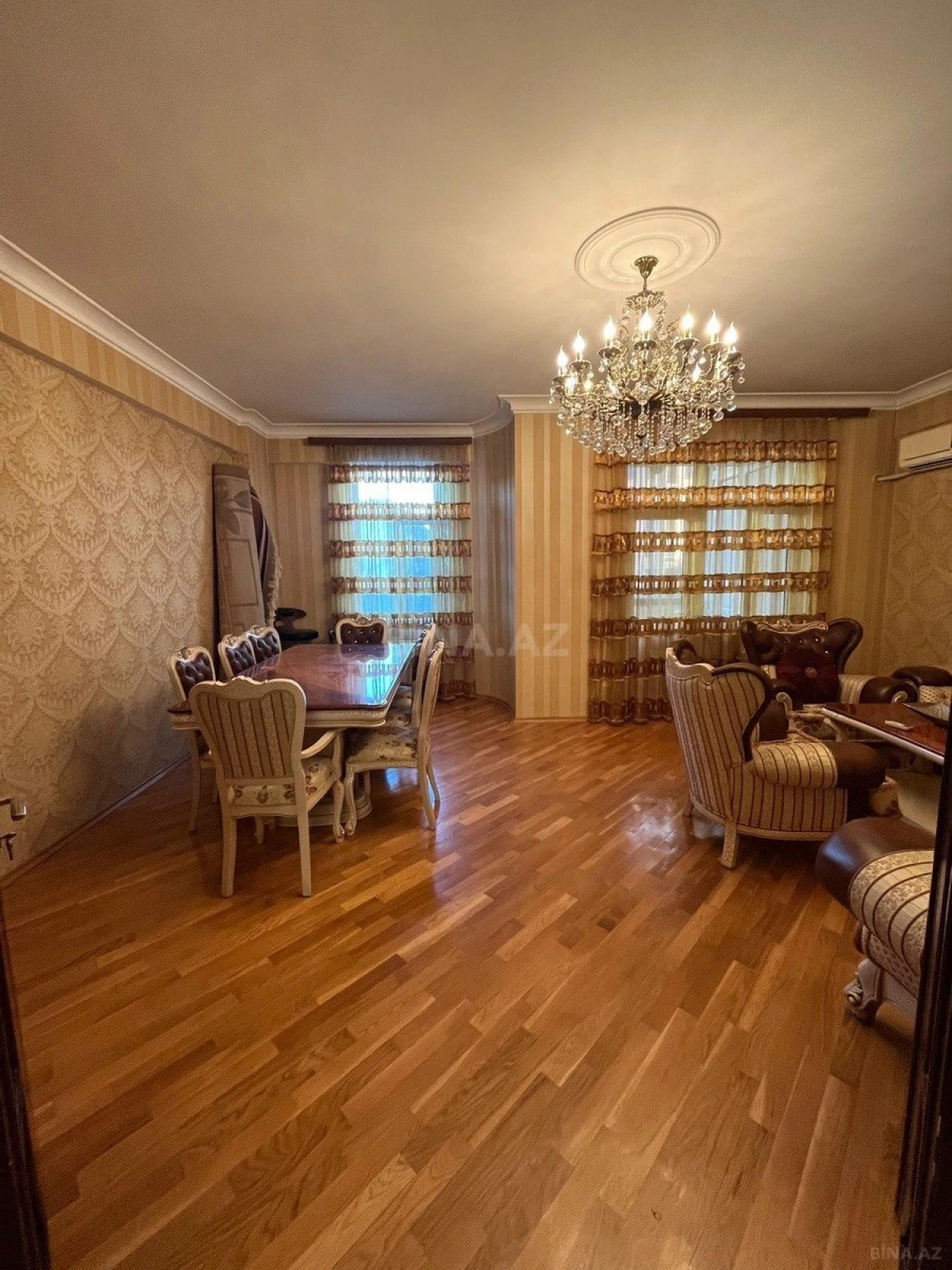 Satılır 3 otaqlı mənzil 135 m²