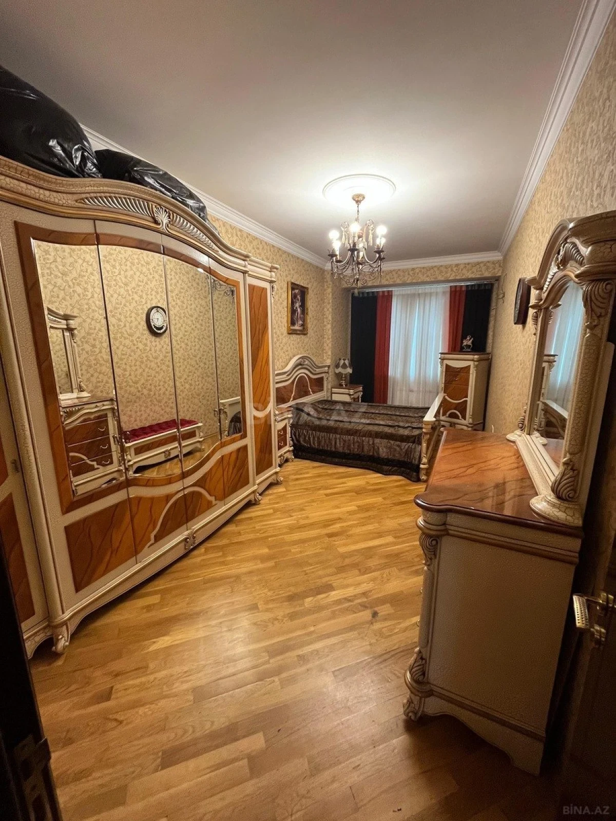Satılır 3 otaqlı mənzil 135 m²