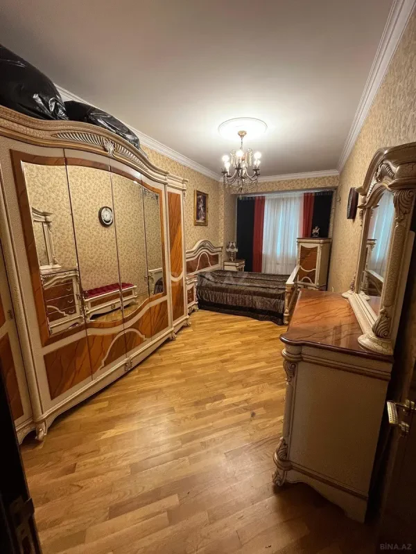 Satılır 3 otaqlı mənzil 135 m²