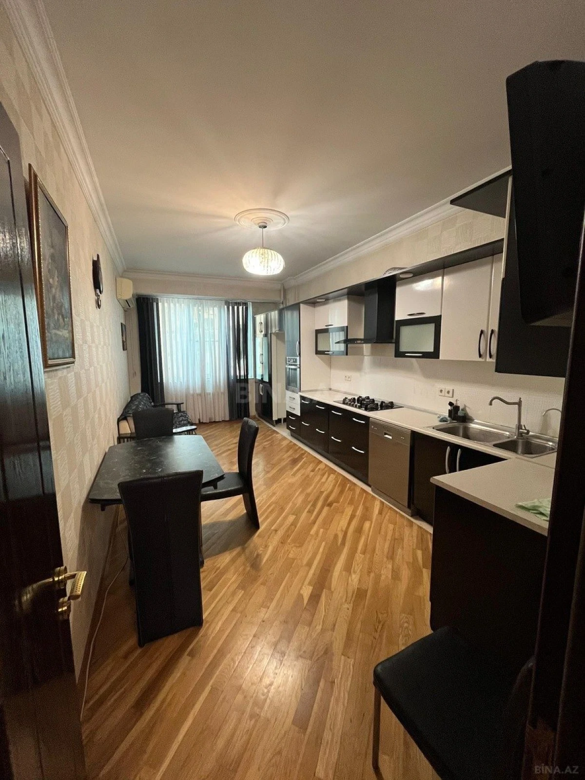 Satılır 3 otaqlı mənzil 135 m²