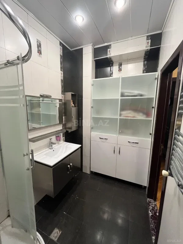 Satılır 3 otaqlı mənzil 135 m²