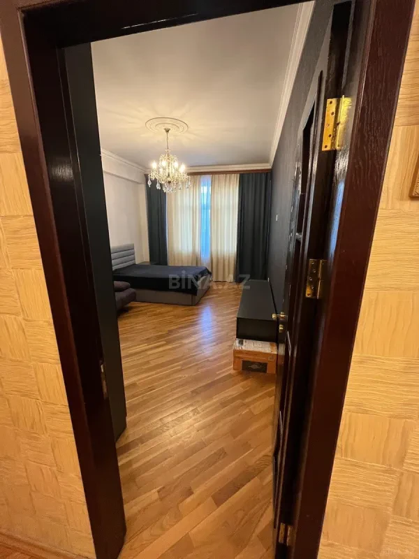 Satılır 3 otaqlı mənzil 135 m²