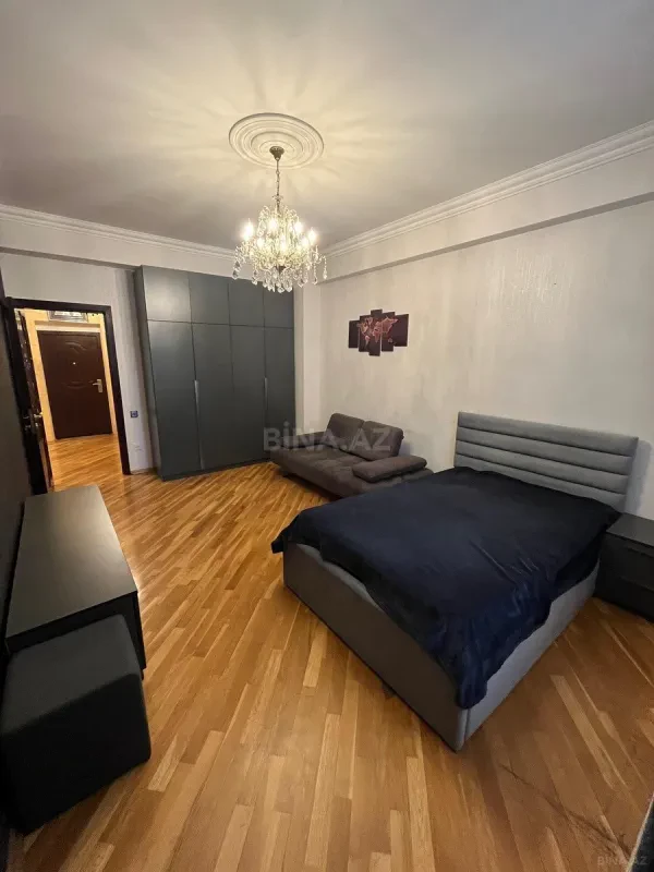 Satılır 3 otaqlı mənzil 135 m²