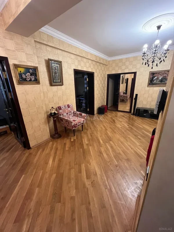 Satılır 3 otaqlı mənzil 135 m²