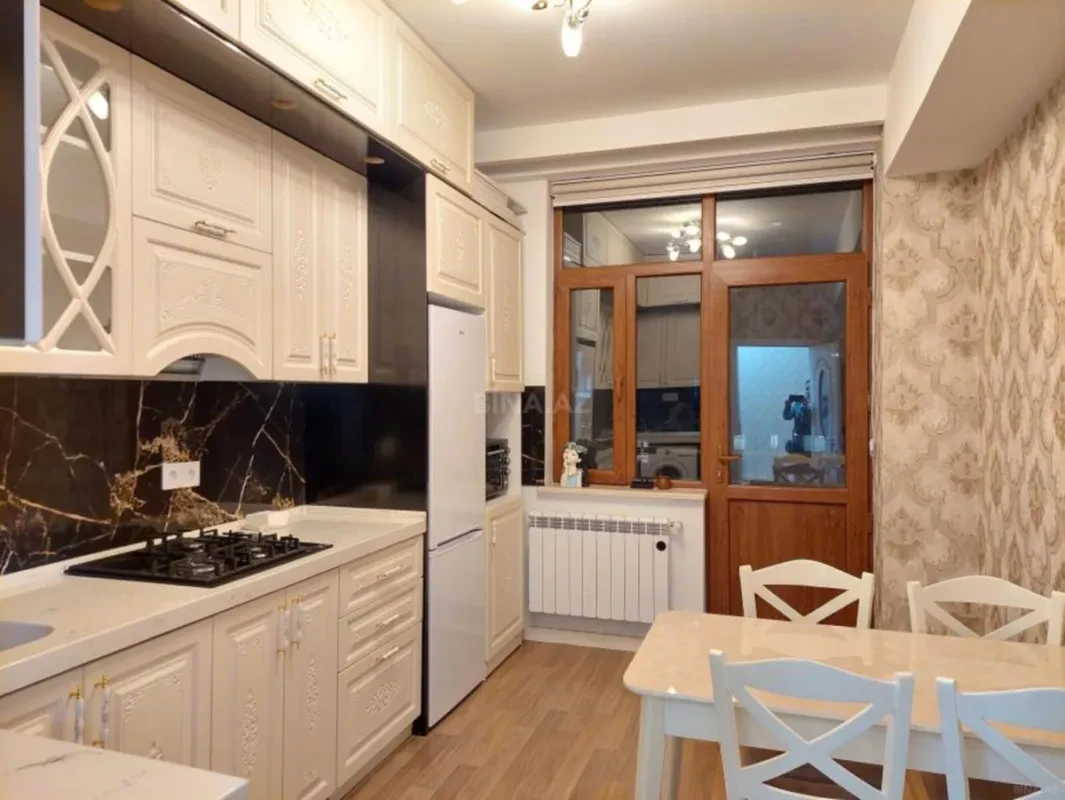 Kirayə verilir 2 otaqlı mənzil 85 m²