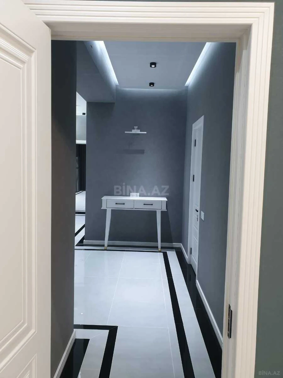 Kirayə verilir 3 otaqlı mənzil 141 m²