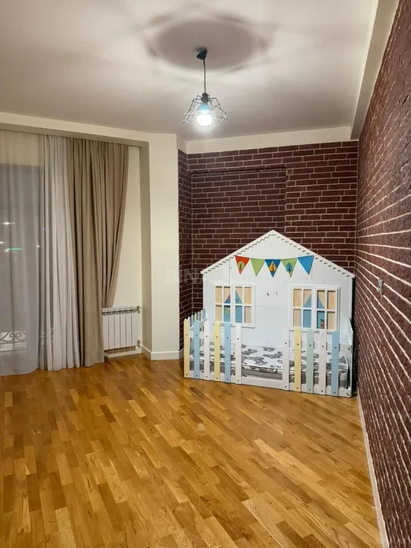 Kirayə verilir 4 otaqlı mənzil 140 m²