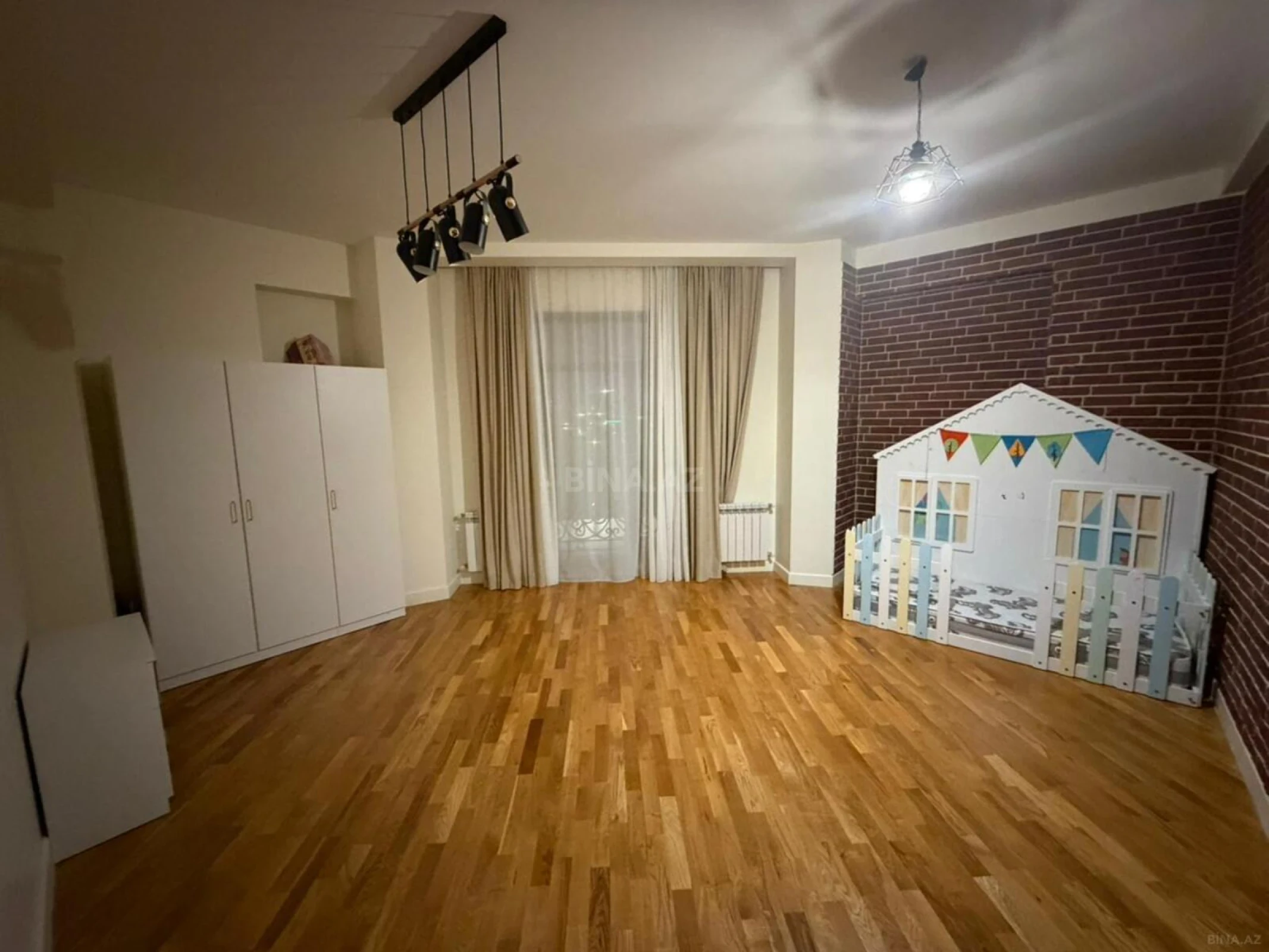 Kirayə verilir 4 otaqlı mənzil 140 m²