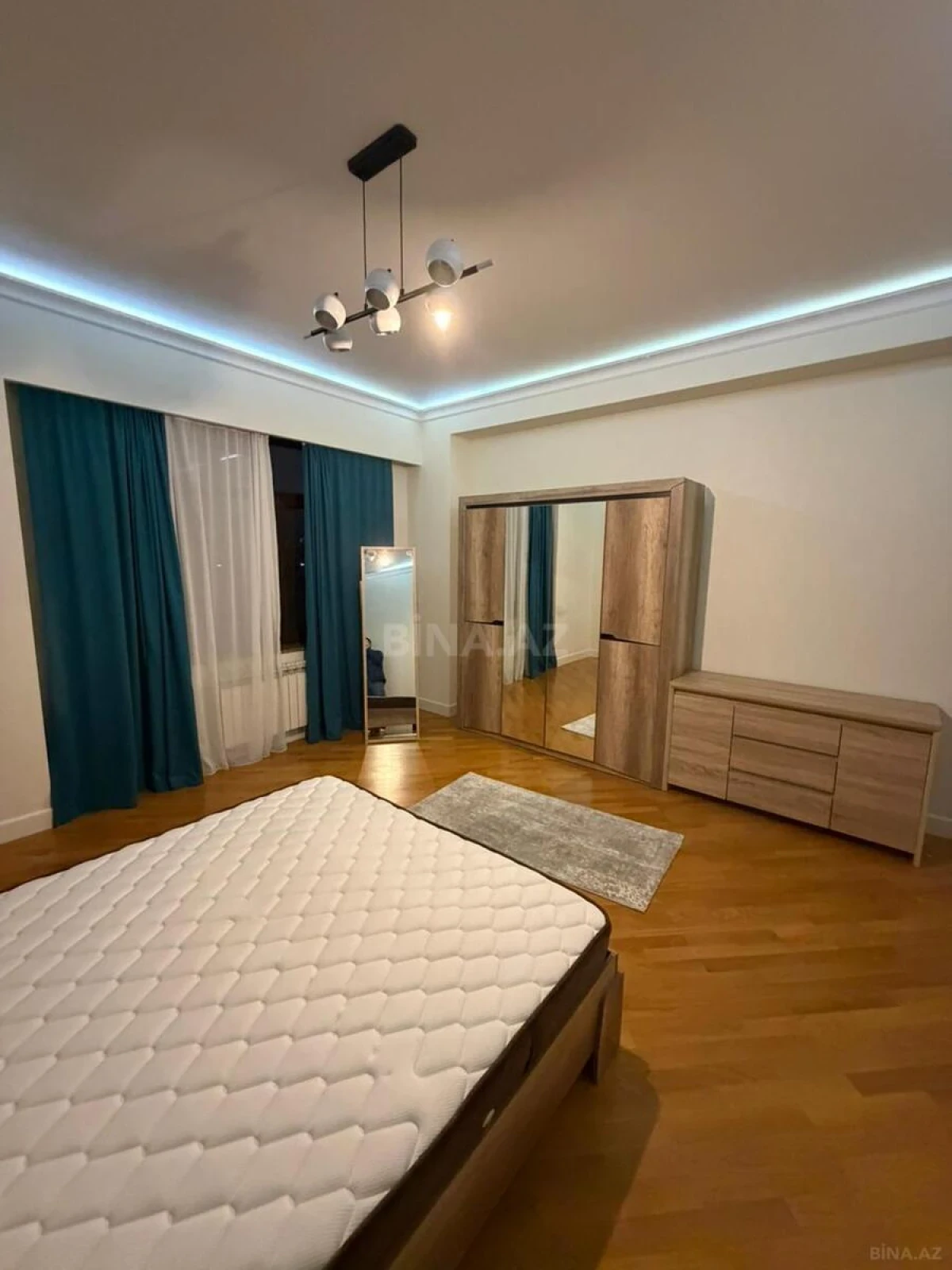 Kirayə verilir 4 otaqlı mənzil 140 m²