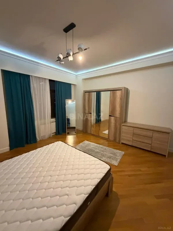Kirayə verilir 4 otaqlı mənzil 140 m²