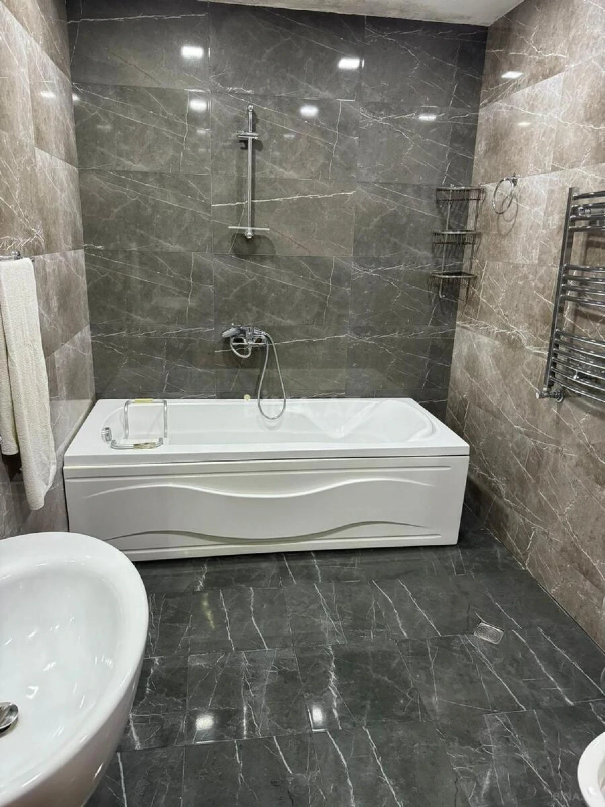 Kirayə verilir 3 otaqlı mənzil 150 m²
