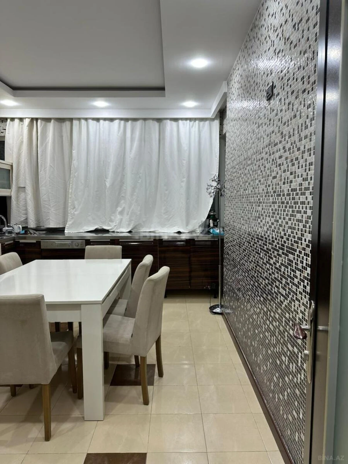 Satılır 5 otaqlı mənzil 235 m²