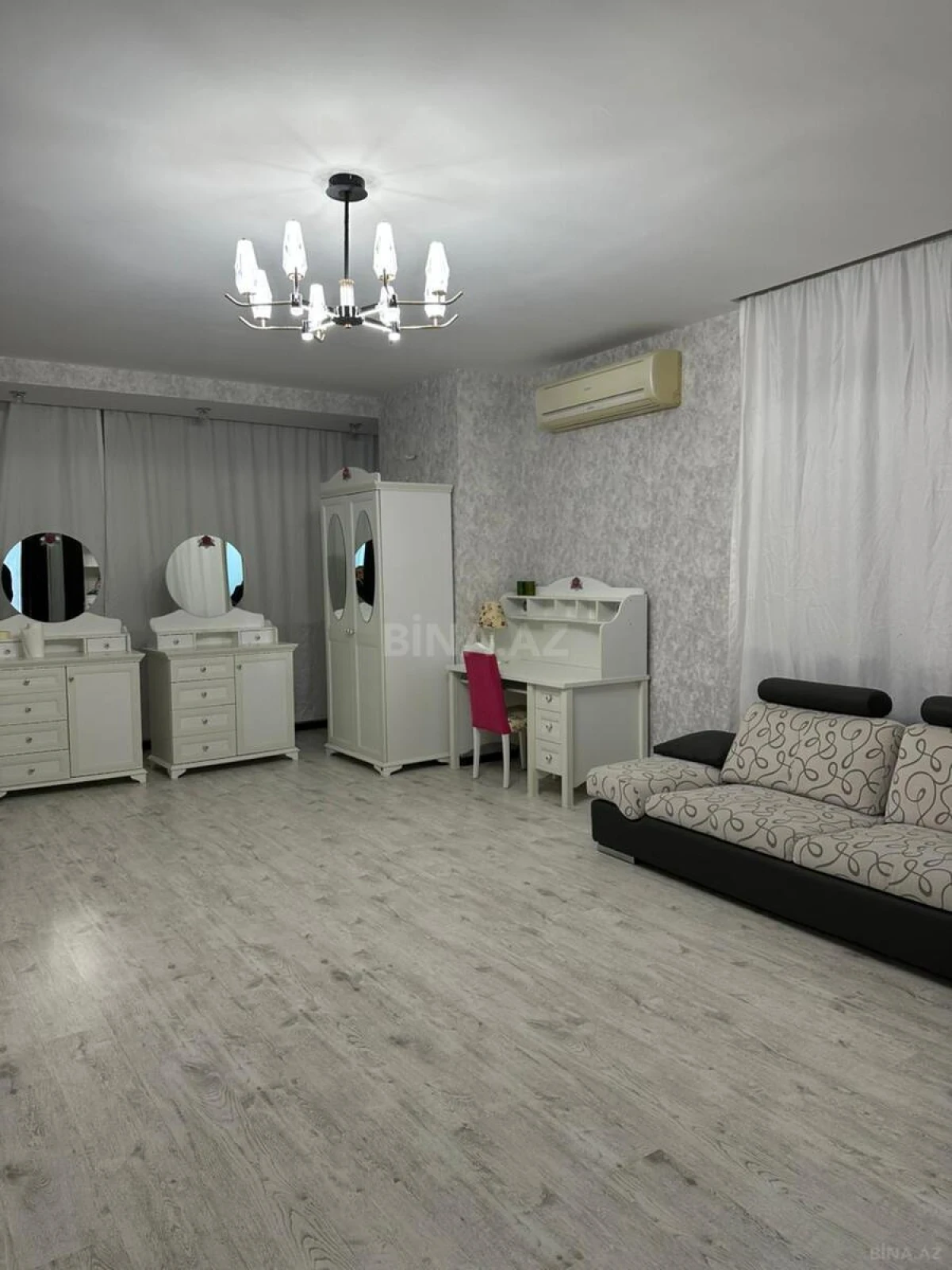Satılır 5 otaqlı mənzil 235 m²