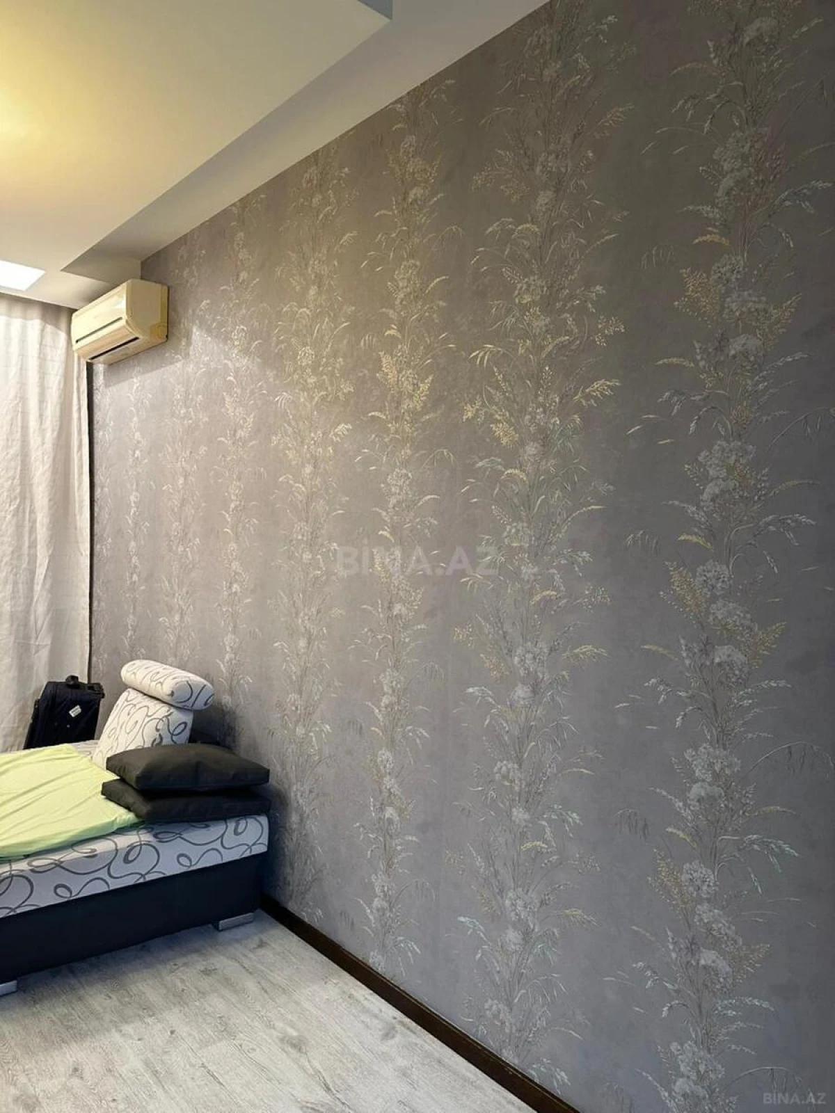 Satılır 5 otaqlı mənzil 235 m²