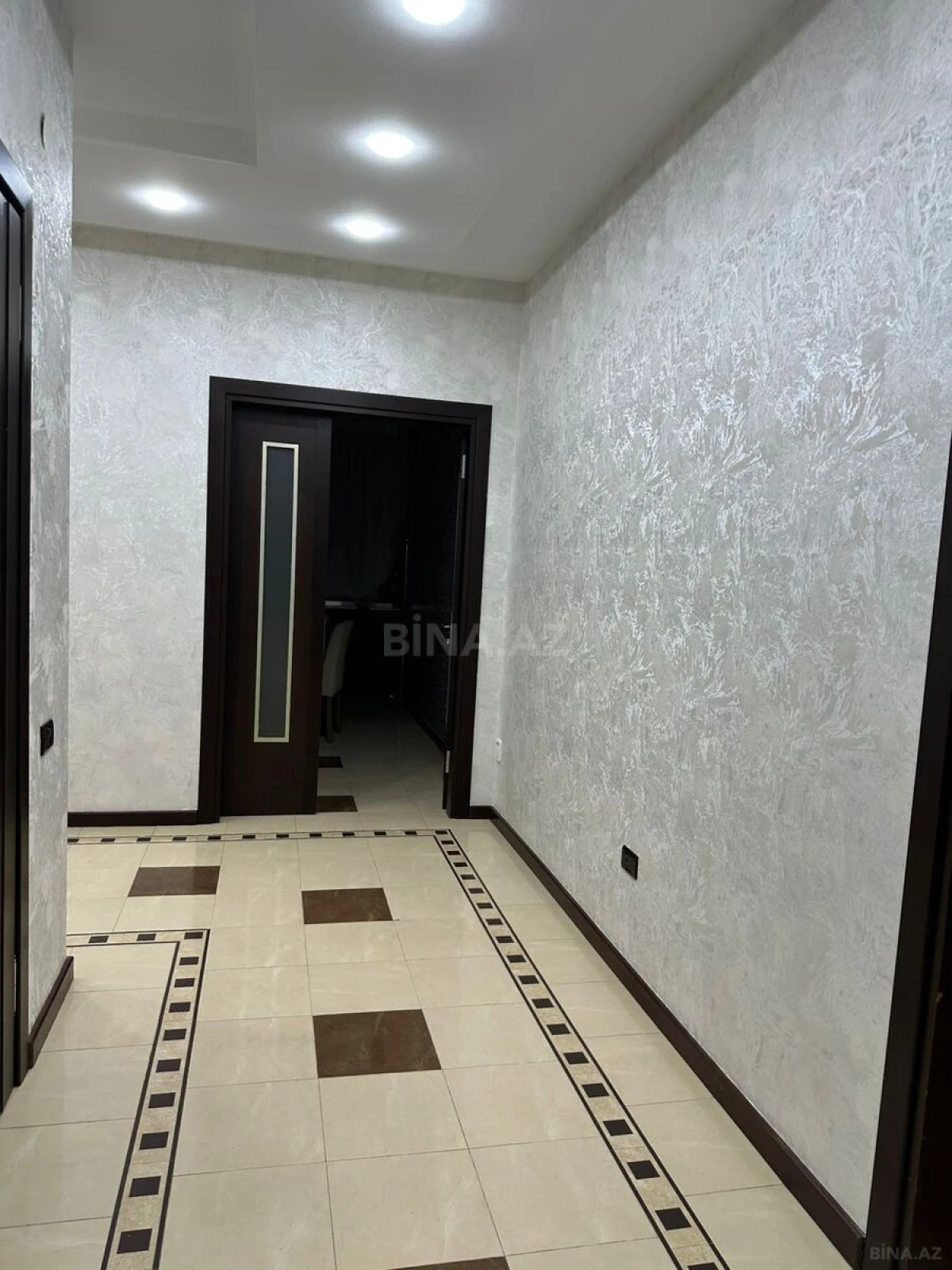 Satılır 5 otaqlı mənzil 235 m²