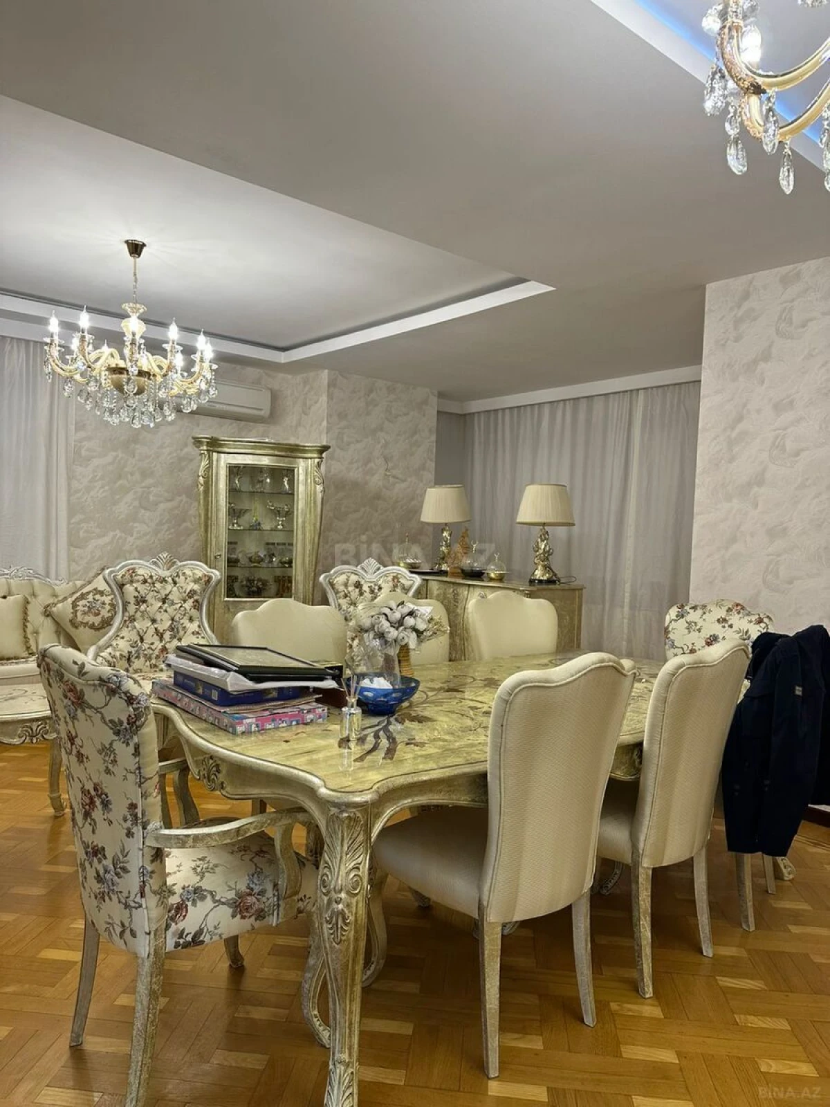 Satılır 5 otaqlı mənzil 235 m²