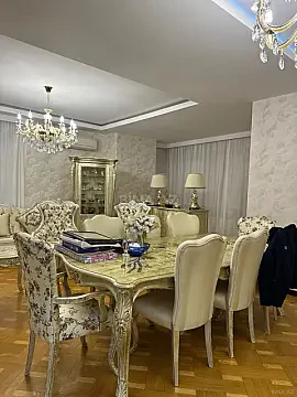 Satılır 5 otaqlı mənzil 235 m²
