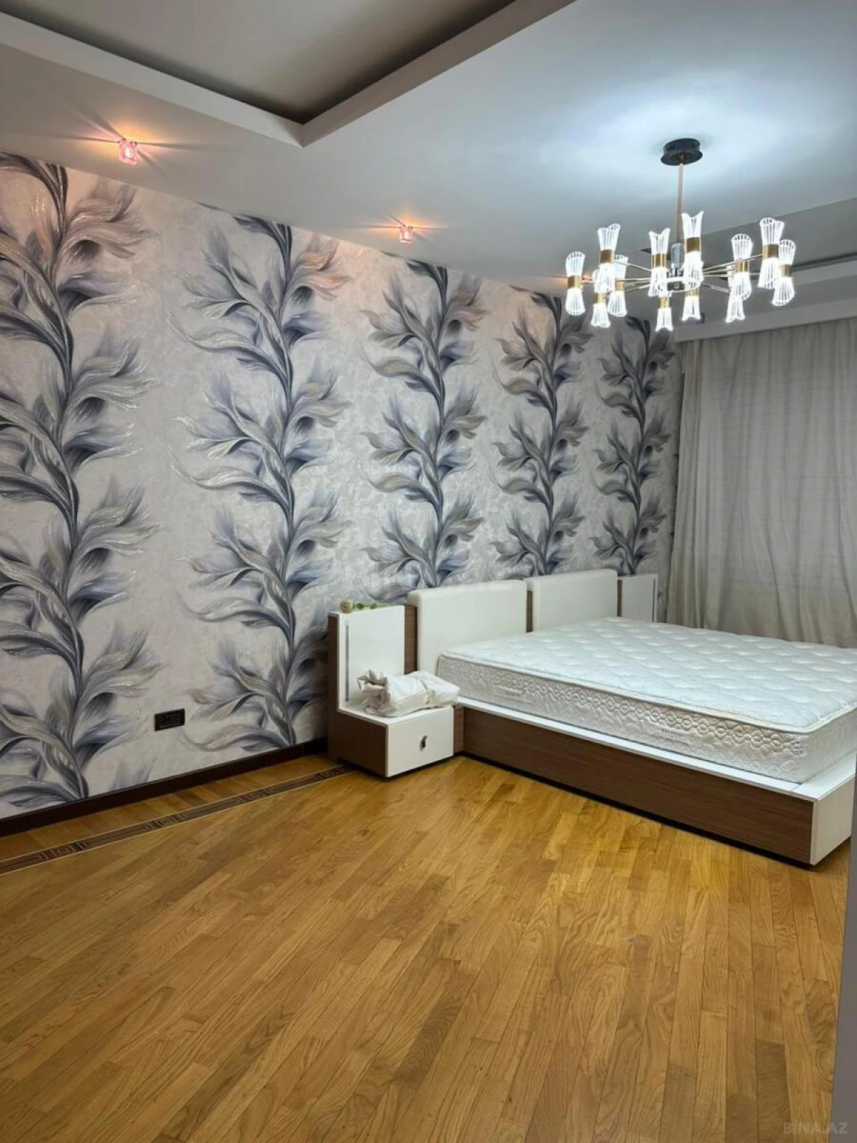 Satılır 5 otaqlı mənzil 235 m²
