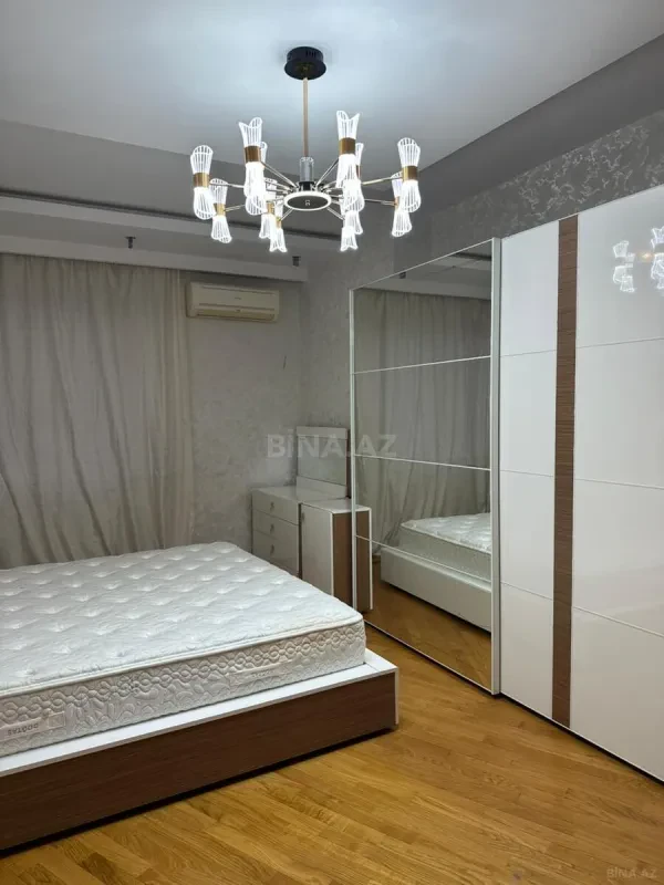 Satılır 5 otaqlı mənzil 235 m²