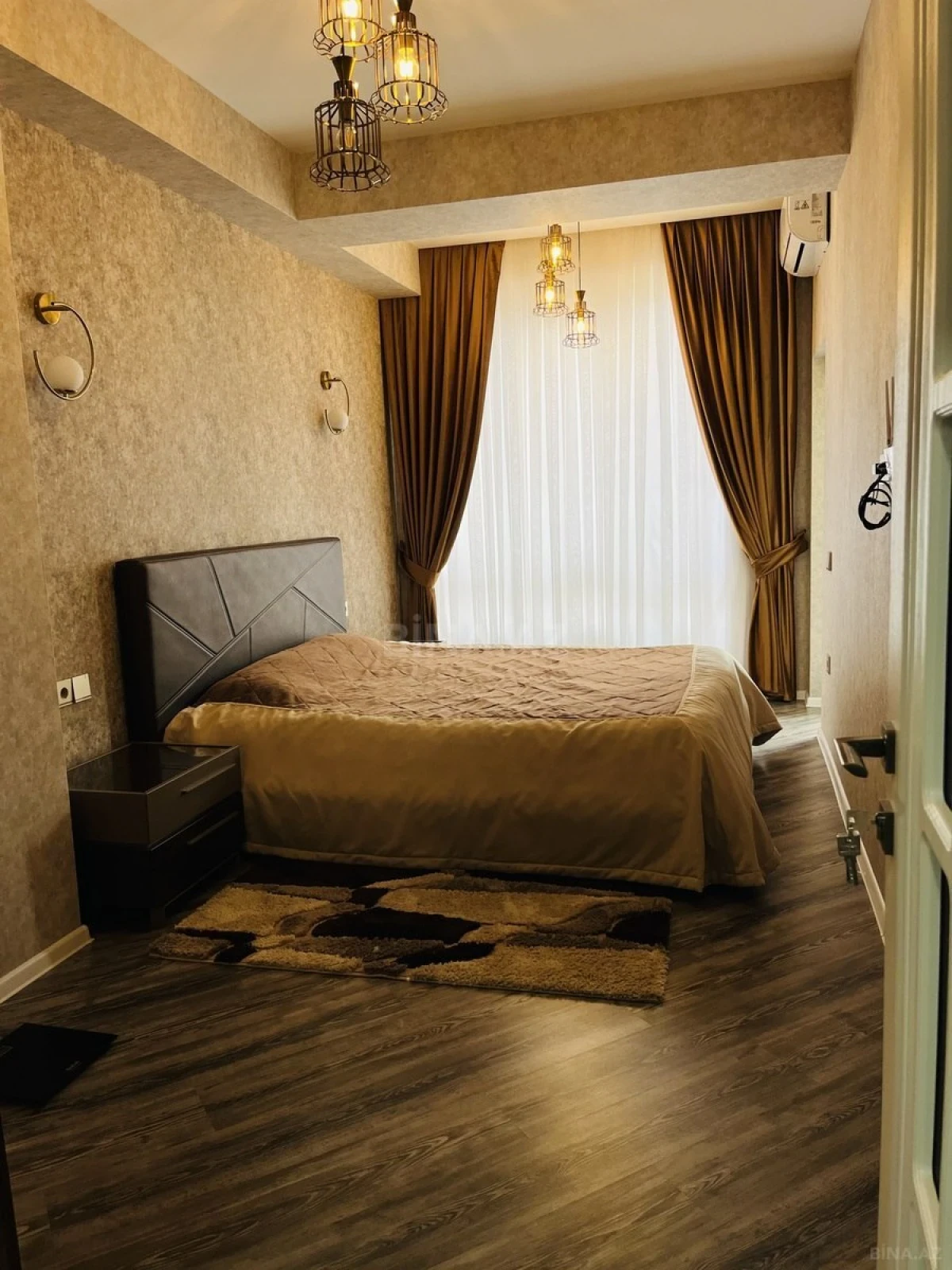 Satılır 4 otaqlı mənzil 200 m²
