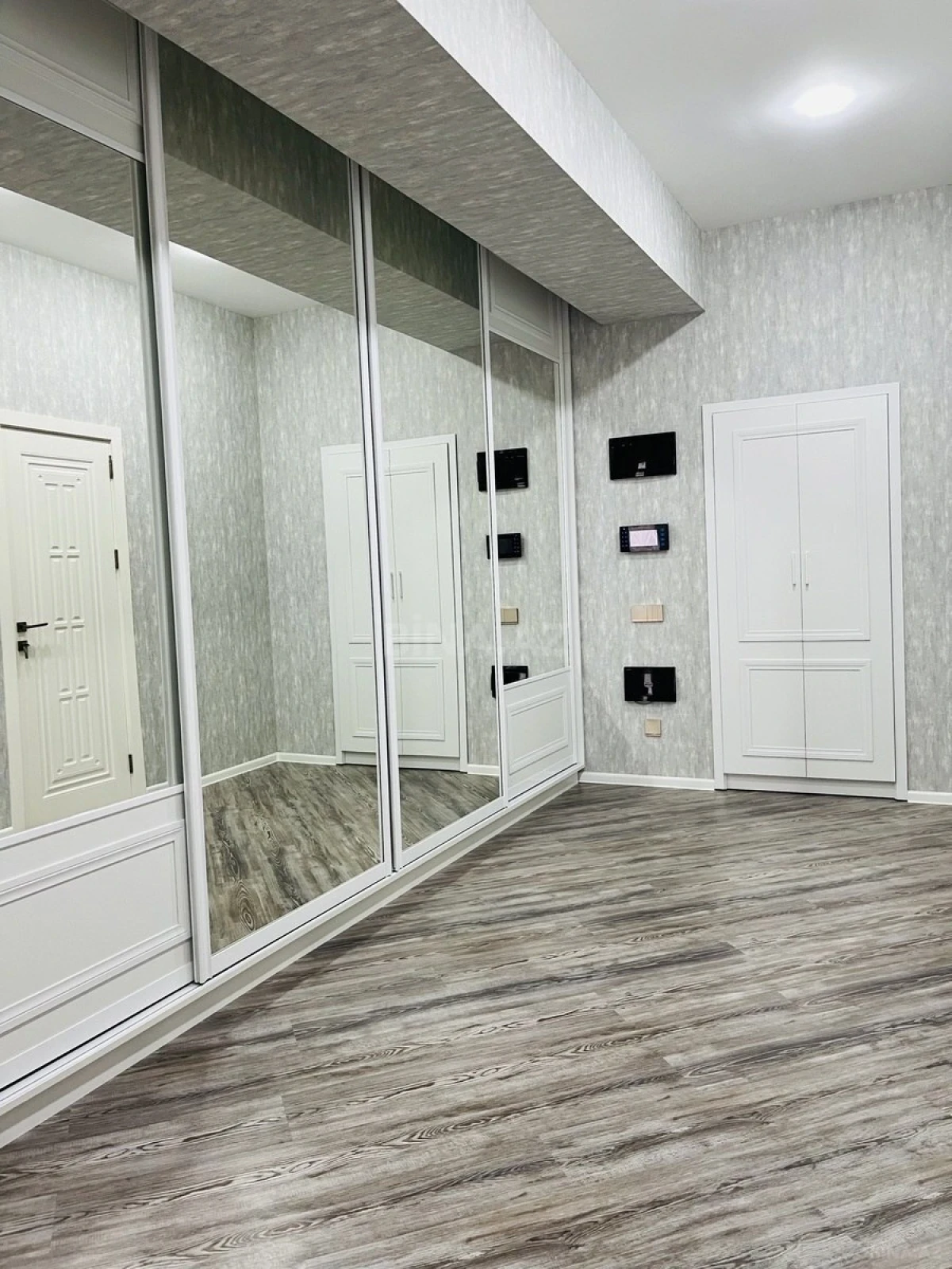 Satılır 4 otaqlı mənzil 200 m²