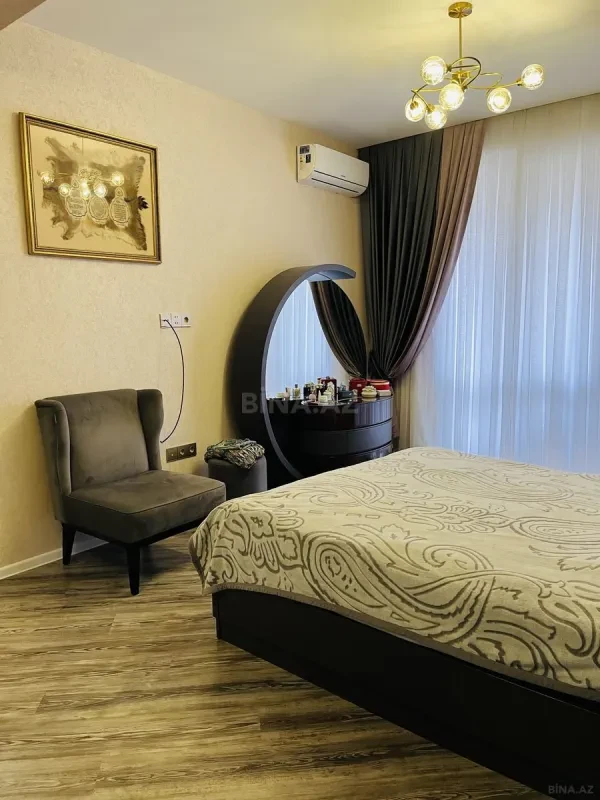 Satılır 4 otaqlı mənzil 200 m²