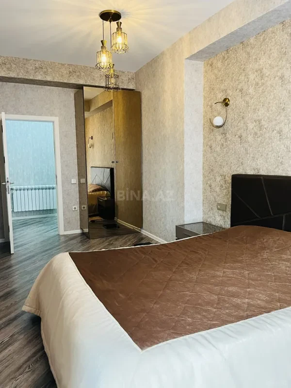 Satılır 4 otaqlı mənzil 200 m²