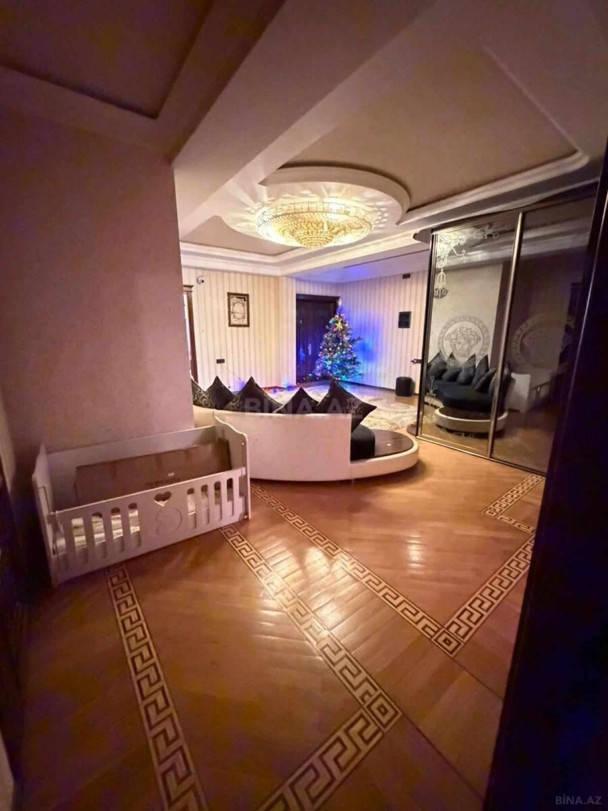 Satılır 4 otaqlı mənzil 174 m²