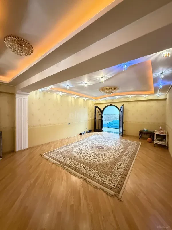 Satılır 4 otaqlı mənzil 174 m²