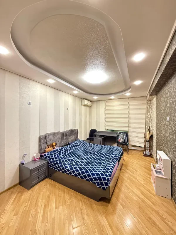 Satılır 4 otaqlı mənzil 174 m²