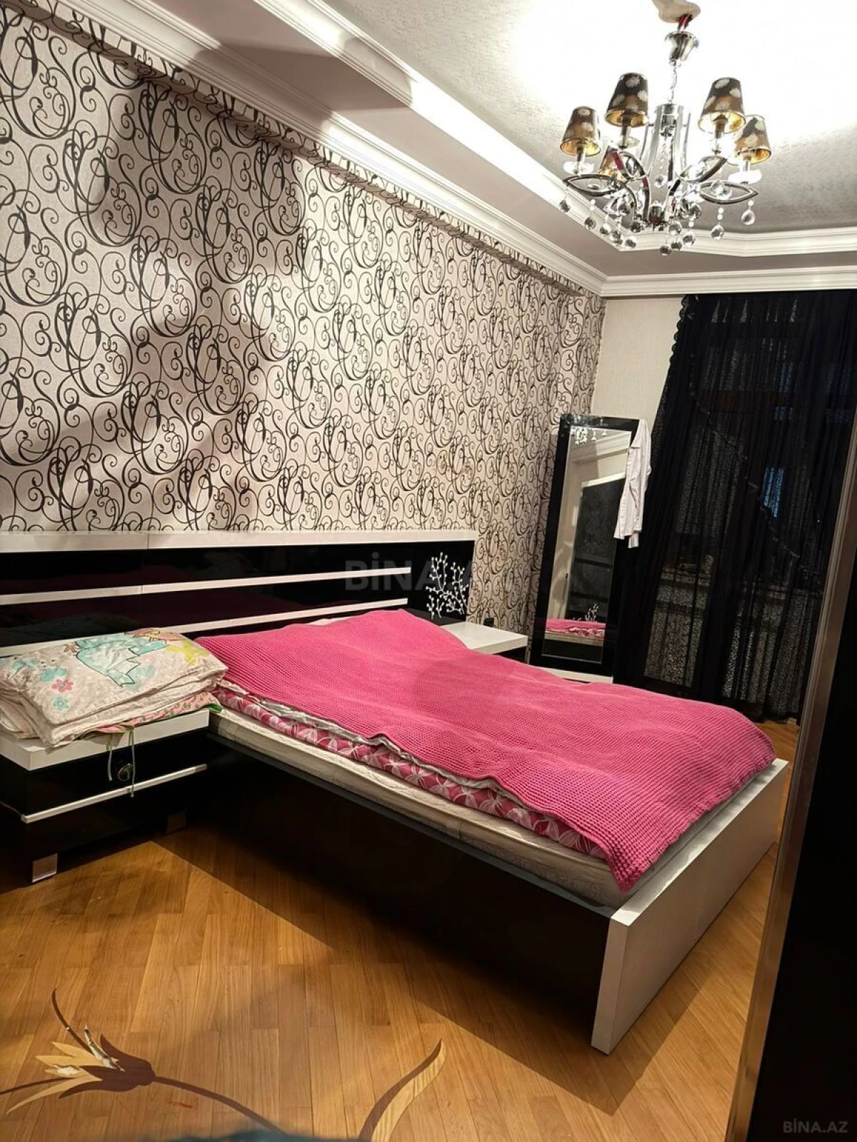 Satılır 4 otaqlı mənzil 174 m²