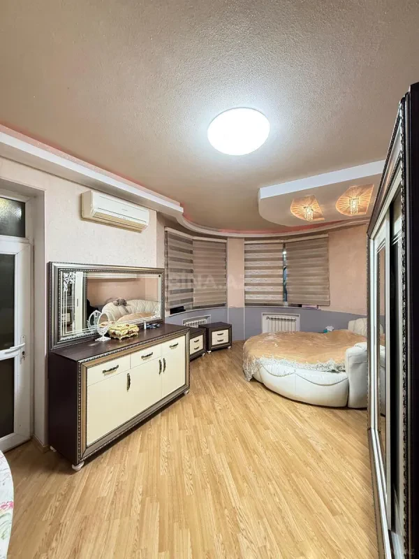 Satılır 4 otaqlı mənzil 174 m²