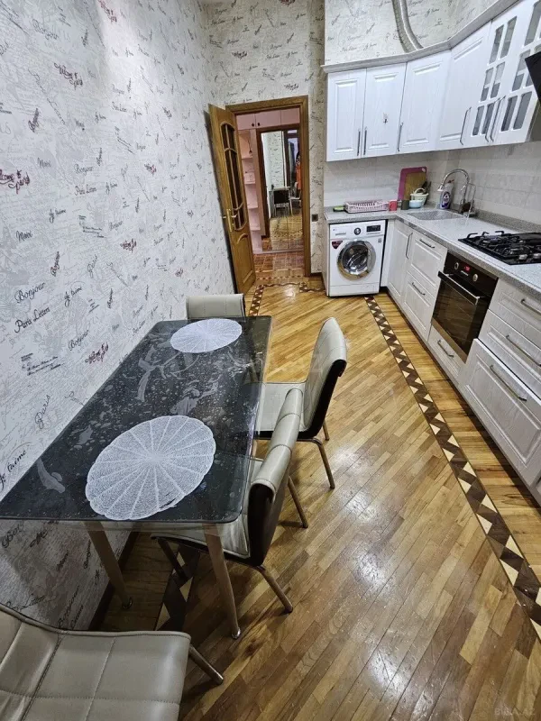 Kirayə verilir 2 otaqlı mənzil 95 m²