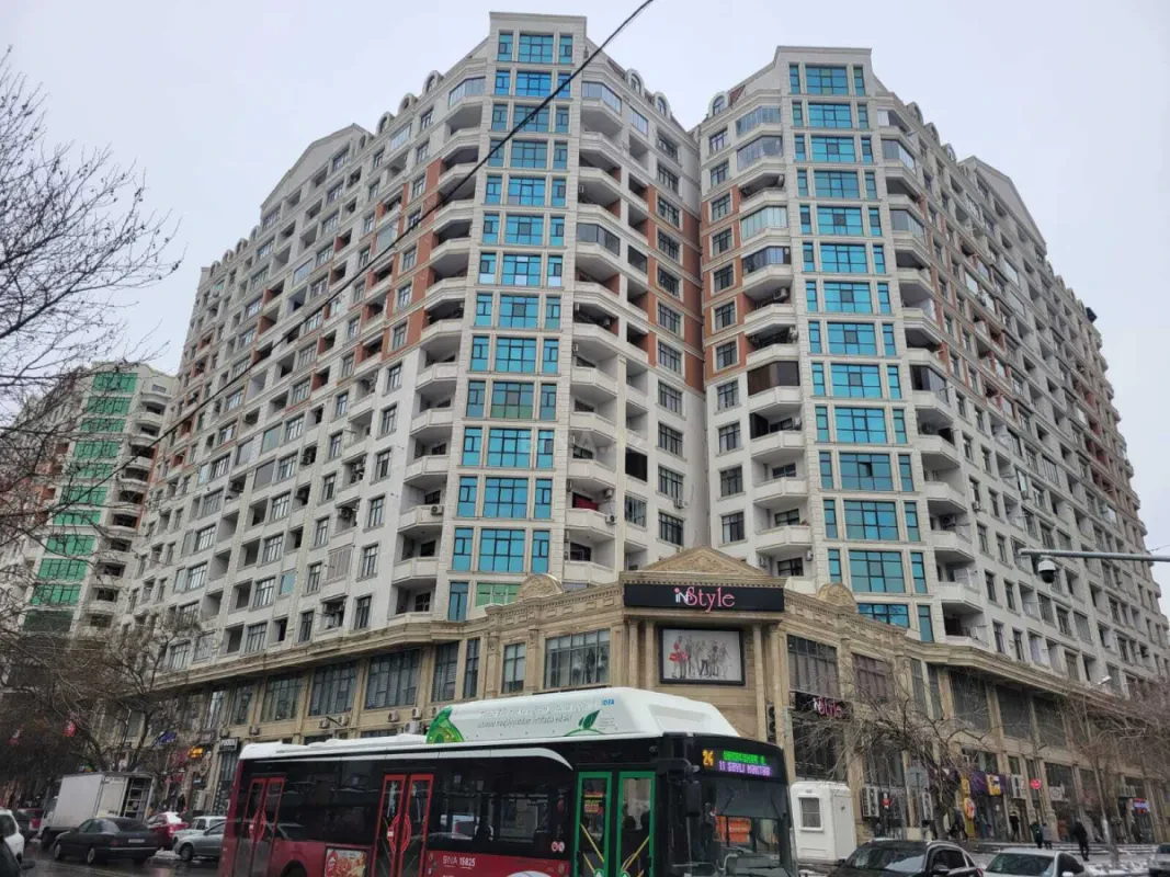 Satılır 3 otaqlı mənzil 137 m²