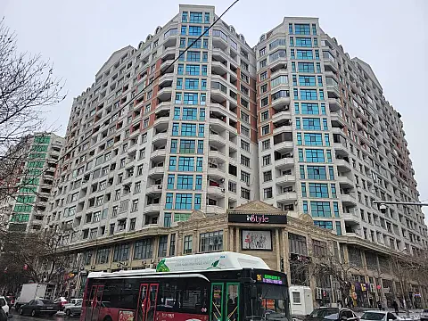 Satılır 3 otaqlı mənzil 137 m²