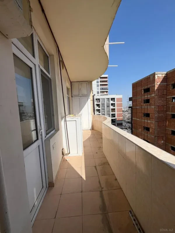 Satılır 3 otaqlı mənzil 135 m²