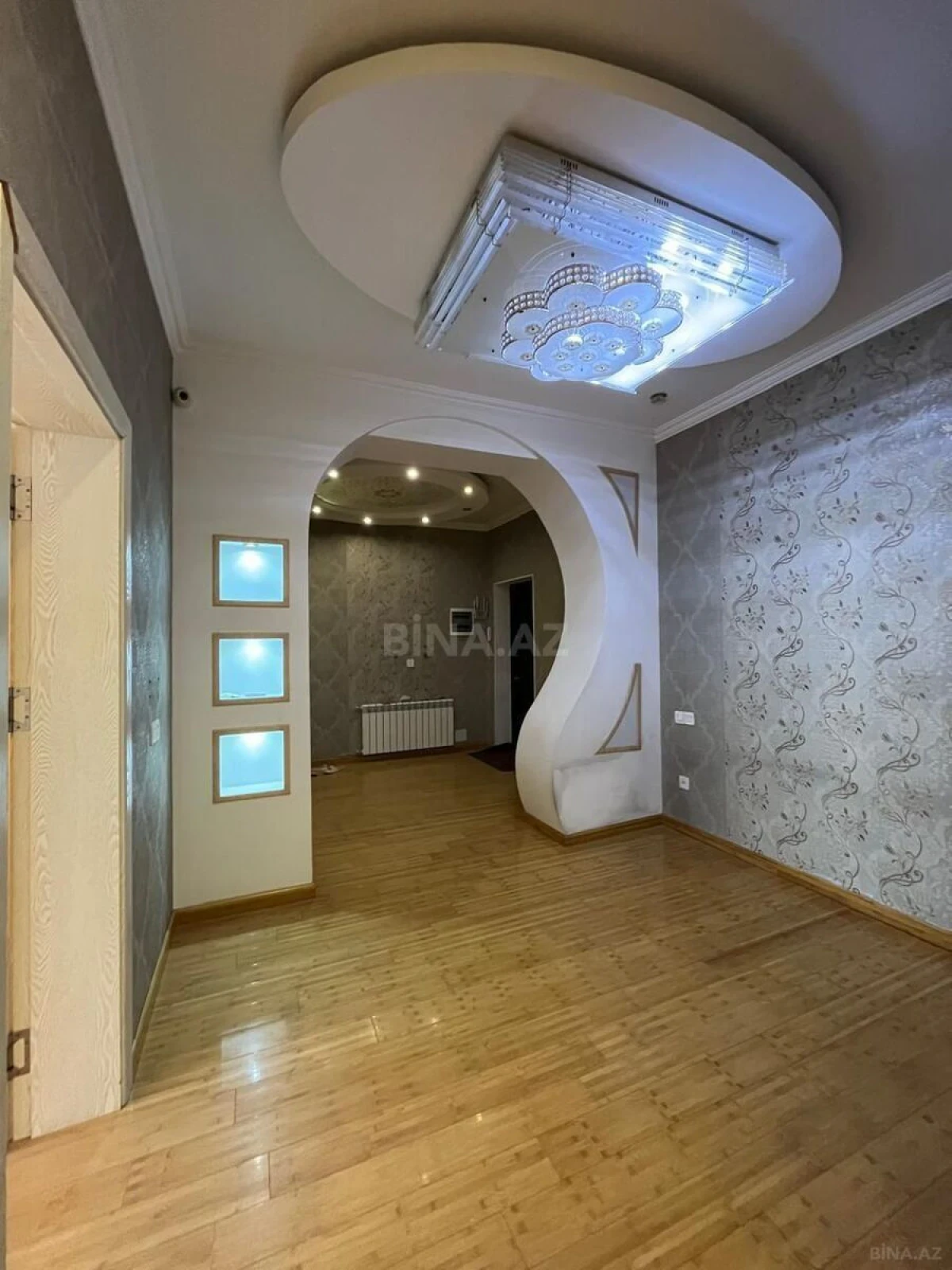 Satılır 3 otaqlı mənzil 135 m²