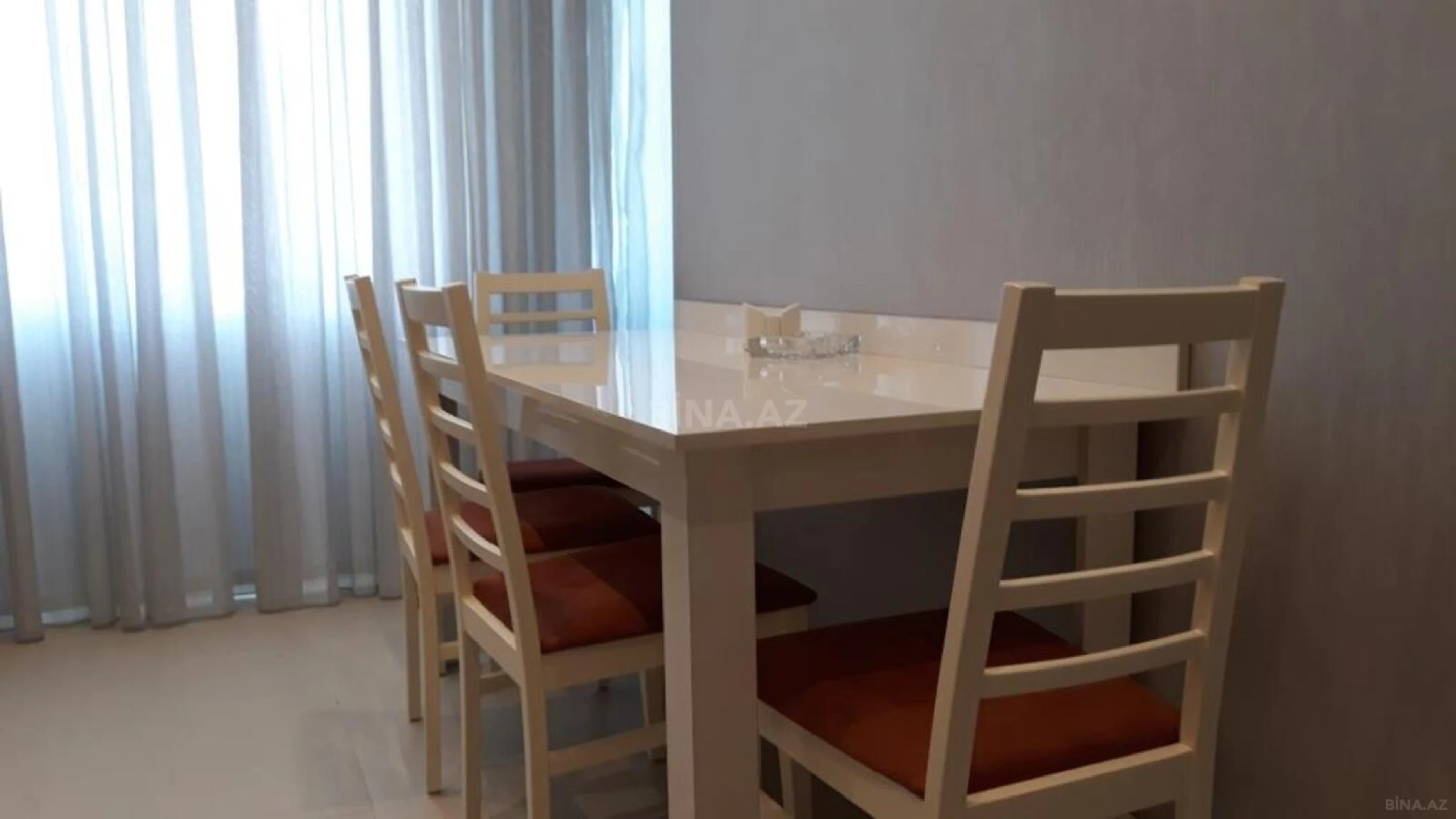 Kirayə verilir 2 otaqlı mənzil 73 m²