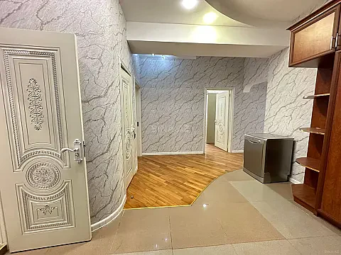 Satılır 3 otaqlı mənzil 130 m²