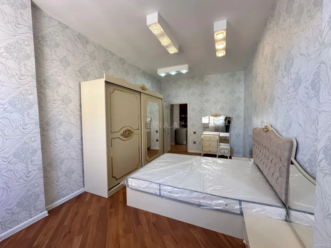 Satılır 3 otaqlı mənzil 130 m²