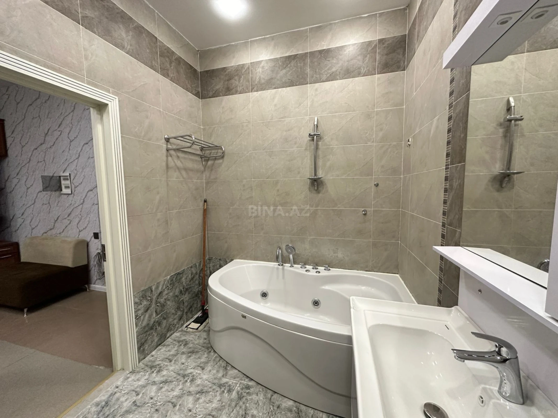 Satılır 3 otaqlı mənzil 130 m²