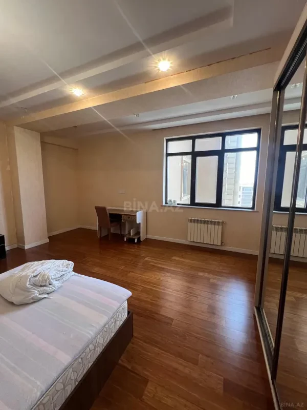 Satılır 4 otaqlı mənzil 190 m²