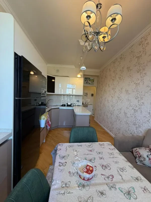 Satılır 2 otaqlı mənzil 82 m²
