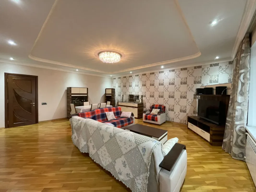 Kirayə verilir 3 otaqlı mənzil 126 m²