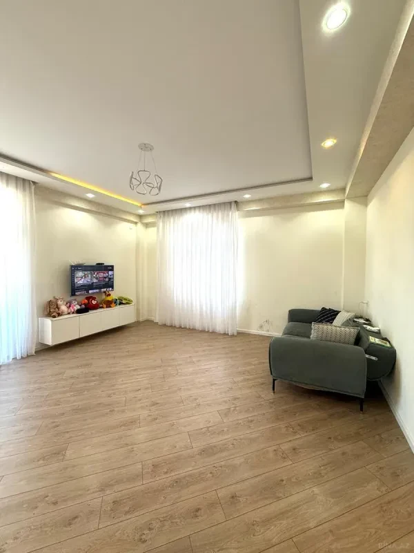 Satılır 3 otaqlı mənzil 122 m²