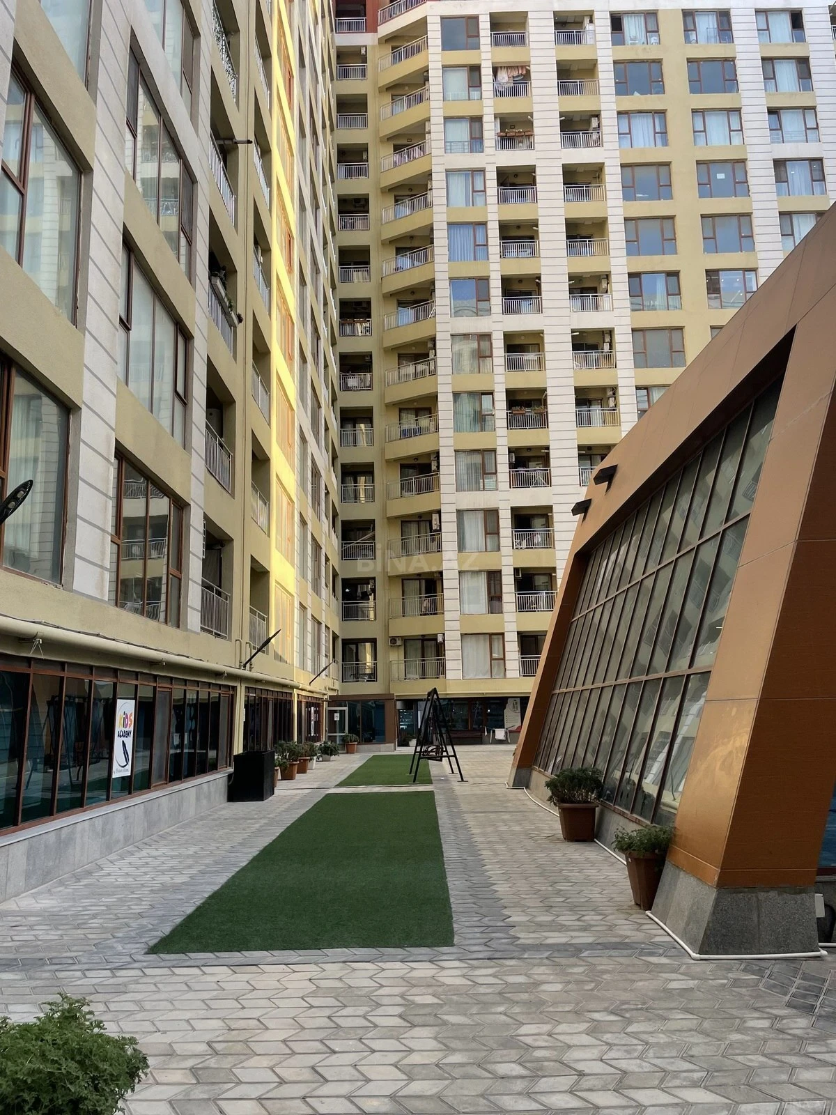 Kirayə verilir 3 otaqlı mənzil 140 m²