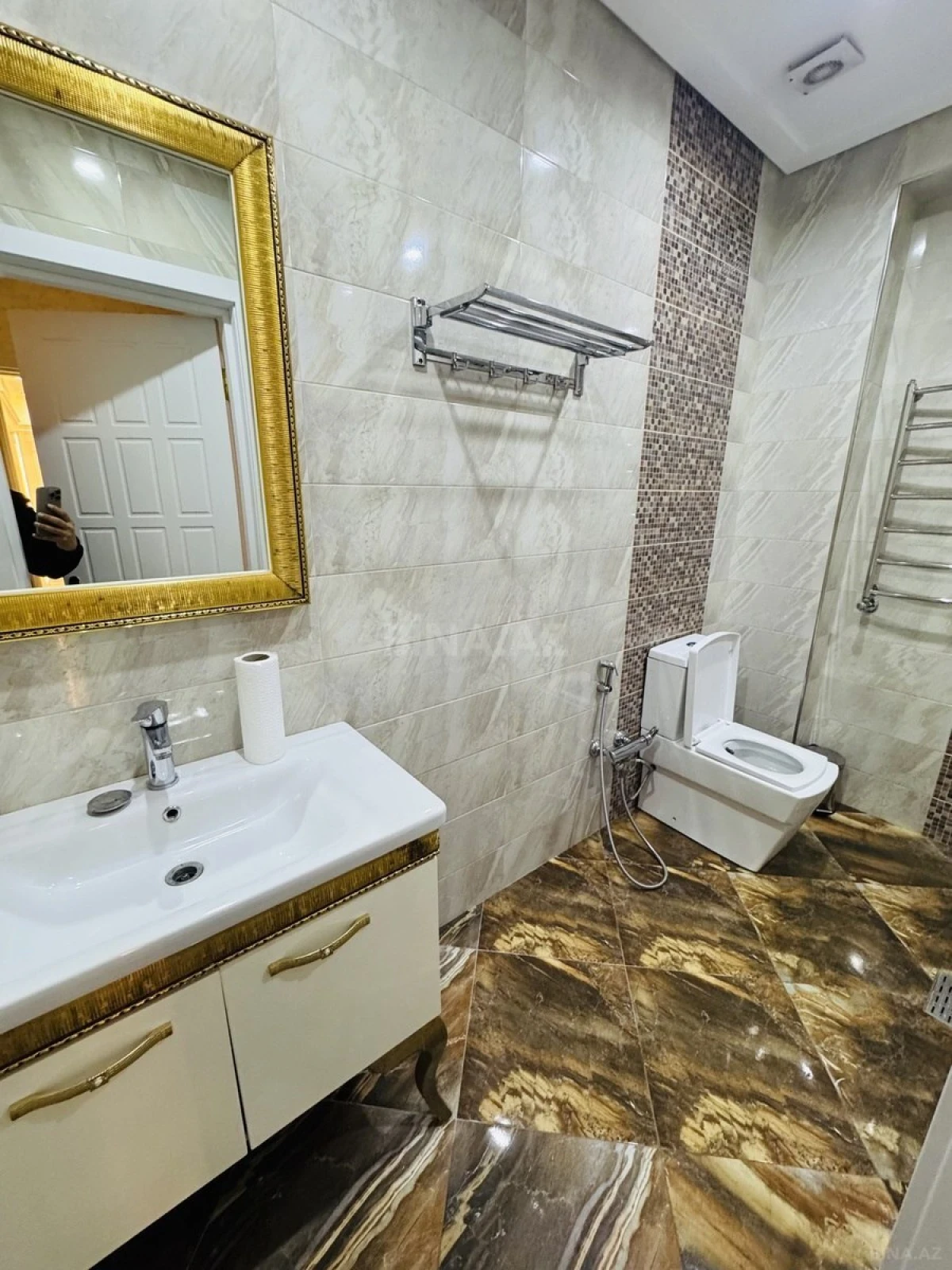 Kirayə verilir 3 otaqlı mənzil 140 m²