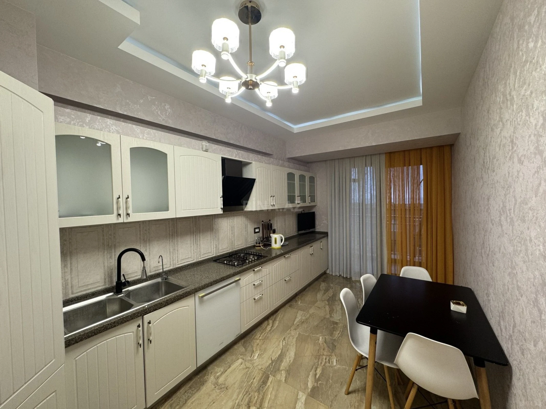 Kirayə verilir 3 otaqlı mənzil 140 m²